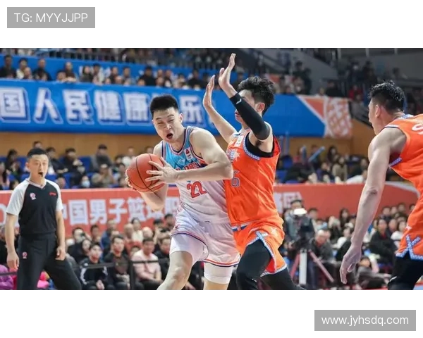 新疆队与辽宁队激战正酣足球比赛精彩瞬间回顾与分析